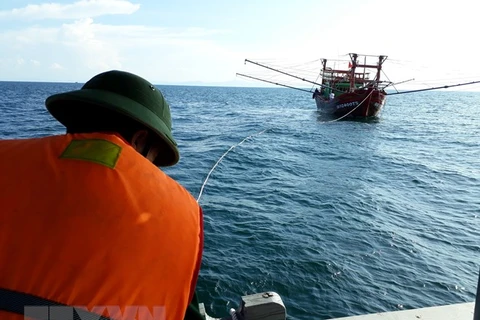 Lực lượng hải quân kịp thời cứu 7 ngư dân trên tàu cá gặp nạn 