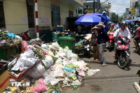 Điểm tập kết rác tại khu vực chợ Lê Trung Đình, thành phố Quảng Ngãi. (Ảnh: Phước Ngọc/TTXVN)