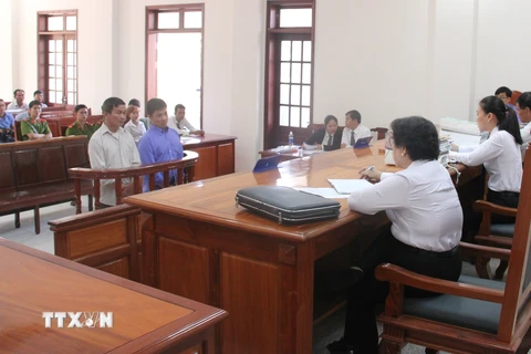 Bị cáo Phan Thế Thượng và Trần Văn Giang tại phiên tòa sơ thẩm. (Ảnh: Sỹ Tuyên/TTXVN)