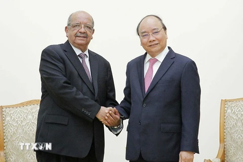 Thủ tướng Nguyễn Xuân Phúc tiếp Bộ trưởng Ngoại giao Algeria, ông Abdelkader Messahel đang thăm và làm việc tại Việt Nam. (Ảnh: Văn Điệp/TTXVN)