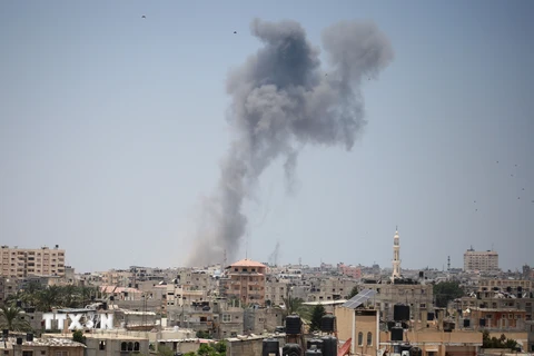 Khói bốc lên sau các cuộc không kích do Israel tiến hành tại thành phố Rafah, Dải Gaza ngày 14/7. (Nguồn: THX/TTXVN)