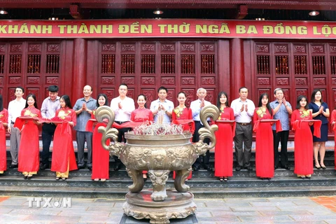 Các đại biểu cắt băng khánh thành công trình Đền thờ Ngã ba Đồng Lộc. (Ảnh: Công Tường/TTXVN)