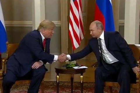 Tổng thống Nga Vladimir Putin và người đồng cấp Mỹ Donald Trump gặp gỡ báo chí trước khi bước vào họp kín. (Nguồn: Jamie Dupree/Twitter)