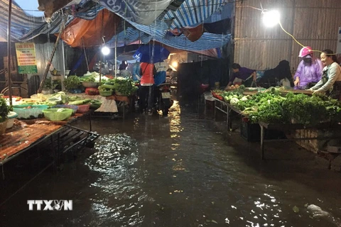 Một số tuyến đường trong chợ Quán Bánh, thành phố Vinh ngập nước sâu do mưa kéo dài. (Ảnh: Nguyễn Oanh/TTXVN)