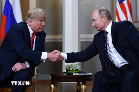 Tổng thống Nga Vladimir Putin (phải) và Tổng thống Mỹ Donald Trump tại cuộc gặp ở Helsinki, Phần Lan ngày 16/7. (Nguồn: AFP/TTXVN)