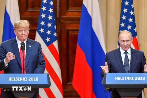 Tổng thống Nga Vladimir Putin (phải) và Tổng thống Mỹ Donald Trump tại cuộc họp báo chung sau cuộc gặp thượng đỉnh ở Helsinki, Phần Lan ngày 16/7. (Nguồn: AFP/ TTXVN)