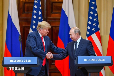 Tổng thống Nga Vladimir Putin (phải) và Tổng thống Mỹ Donald Trump trong cuộc họp báo chung sau cuộc gặp thượng đỉnh ở Helsinki, Phần Lan ngày 16/7. (Nguồn: AFP/ TTXVN)