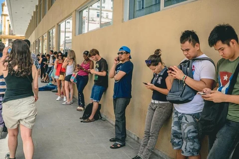 Người dùng truy cập Internet không dây tại một điểm Wi-Fi công cộng của ETECSA ở La Habana. (Nguồn: eyerys.com)