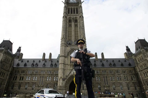 Cảnh sát Kỵ binh Hoàng gia Canada đứng gác bên ngoài tòa nhà Quốc hội Canada. (Nguồn: THE CANADIAN PRESS)