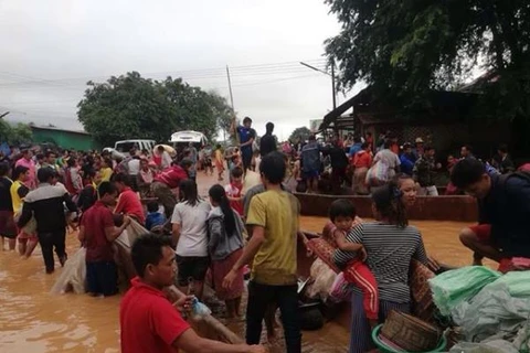 Cứu hộ người dân bị lũ tại Sanamxay. (Nguồn: KPL)