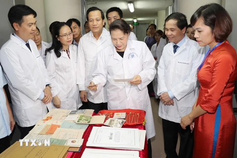 Chủ tịch Quốc hội Nguyễn Thị Kim Ngân thăm các phòng chức năng của Trung tâm Lưu giữ quốc gia III. (Ảnh: Trọng Đức/TTXVN)