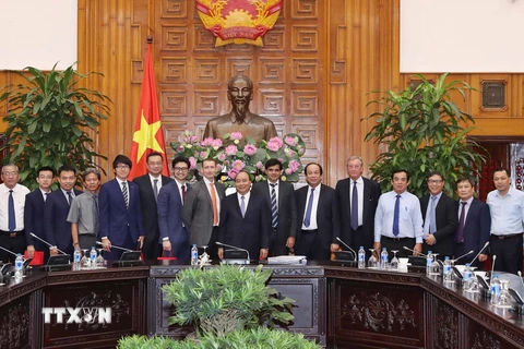 Thủ tướng Nguyễn Xuân Phúc và các nhà đầu tư vào tỉnh Bạc Liêu. (Ảnh: Thống Nhất/TTXVN)