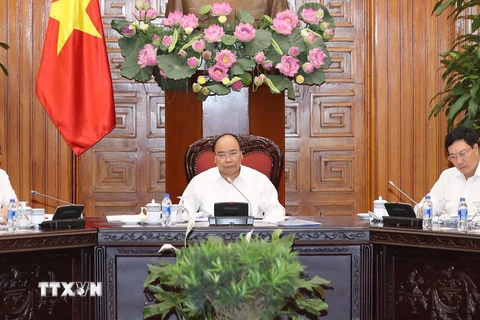 Thủ tướng Nguyễn Xuân Phúc chủ trì phiên họp Thường trực Chính phủ về tình hình nhập khẩu phế liệu vào Việt Nam và các giải pháp quản lý. (Ảnh: Thống Nhất/TTXVN)