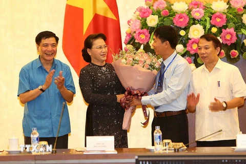 Đại diện các cá nhân tiêu biểu được trao Giải thưởng Nguyễn Đức Cảnh lần thứ III tặng hoa Chủ tịch Quốc hội Nguyễn Thị Kim Ngân. (Ảnh: Dương Giang/TTXVN)
