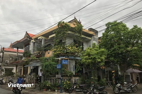 Quán càphê Lou ở số 5 Hồ Xuân Hương, thành phố Đồng Hới, nơi xảy ra vụ nổ súng. (Ảnh; Hi Trang/Vietnam+)