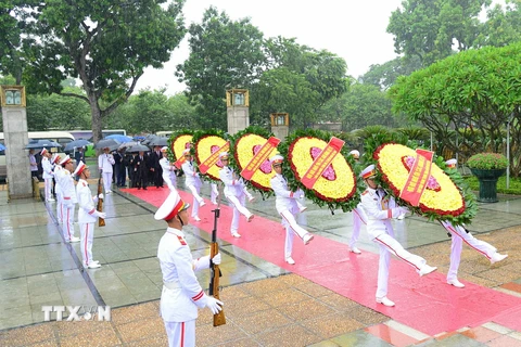 Lãnh đạo Đảng, Nhà nước đến đặt vòng hoa, tưởng niệm các anh hùng, liệt sỹ tại Đài tưởng niệm các Anh hùng, liệt sỹ trên đường Bắc Sơn. (Ảnh: Văn Điệp/TTXVN)