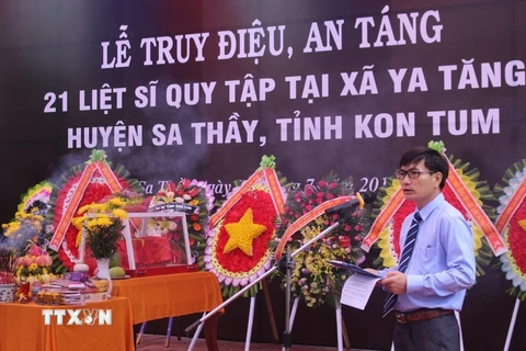 Lễ Truy điệu, an táng 21 liệt sỹ tại Nghĩa trang liệt sỹ huyện Sa Thầy vào sáng 27/7. (Ảnh: Cao Nguyên/TTXVN)