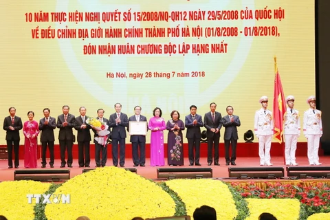 Chủ tịch nước Trần Đại Quang trao tặng Huân chương Độc lập hạng Nhất cho Đảng bộ, Chính quyền và nhân dân thành phố Hà Nội. (Ảnh: Trọng Đức/TTXVN)