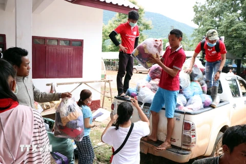 Hàng cứu trợ liên tục được chuyển vào vùng bị cô lập. (Ảnh: Quang Thái/TTXVN)