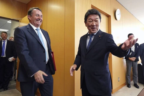 Bộ trưởng Nội các phụ trách Hiệp định Đối tác toàn diện và tiến bộ xuyên Thái Bình Dương (CPTPP) của Nhật Bản, ông Toshimitsu Motegi đón tiếp Bộ trưởng Thương mại Quốc tế Anh Liam Fox. (Nguồn: AP)