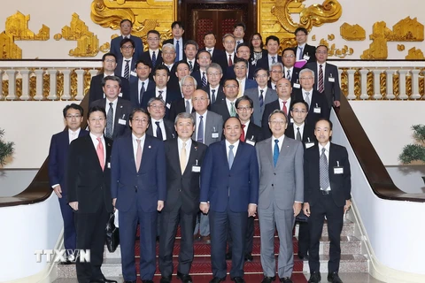Thủ tướng Nguyễn Xuân Phúc chụp ảnh chung với Đoàn đại biểu Liên đoàn Các tổ chức Kinh tế Nhật Bản. (Ảnh: Thống Nhất/TTXVN)