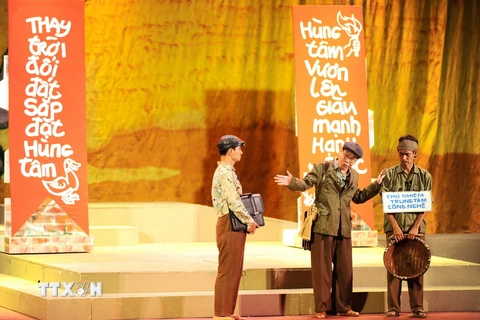 Một cảnh trong vở "Bệnh sĩ" của tác giả Lưu Quang Vũ do các nghệ sỹ Nhà hát Kịch Việt Nam biểu diễn năm 2014. (Ảnh: Minh Đức/TTXVN)