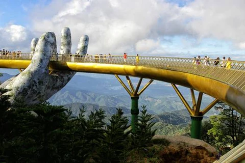 Cầu Vàng đang làm điểm đến hấp dẫn du khách ở Đà Nẵng. (Nguồn: AFP)