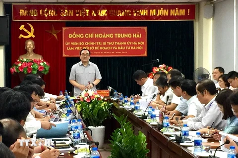 Bí thư Thành ủy Hà Nội Hoàng Trung Hải đã có buổi làm việc với Sở Kế hoạch và Đầu tư thành phố Hà Nội. (Ảnh: Nguyễn Thắng/TTXVN)