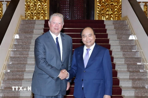 Thủ tướng Nguyễn Xuân Phúc tiếp Cựu Phó Tổng thống Hoa Kỳ Al Gore đang thăm và làm việc tại Việt Nam. (Ảnh: Thống Nhất/TTXVN)
