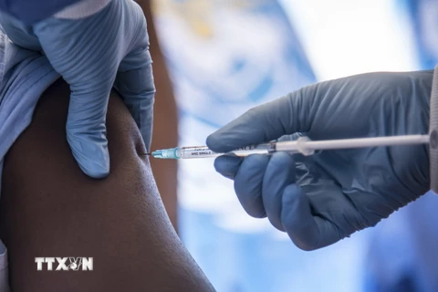 Nhân viên y tế tiêm vắcxin Ebola cho người dân tại Mbandaka, Cộng hòa Dân chủ Congo ngày 21/5. (Nguồn: EPA-EFE/ TTXVN)