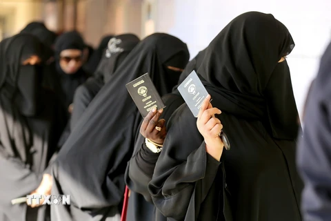 Ảnh tư liệu: Phụ nữ Kuwait chờ bỏ phiếu trong cuộc bầu cử Quốc hội tại một địa điểm bầu cử ở Kuwait City ngày 26/11/2016. (Nguồn: AFP/TTXVN)