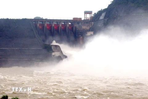 Thủy điện Hòa Bình ngày 21/7, mở 4 cửa xả đáy để giảm mực nước trên lòng hồ Sông Đà. (Ảnh: Thanh Hải/TTXVN)