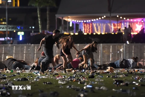 Người dân hoảng loạn bỏ chạy dưới làn đạn của hung thủ vụ xả súng ở Las Vegas, Nevada ngày 1/10/2017. (Nguồn: AFP/TTXVN)