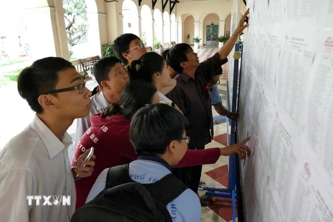 Phụ huynh và học sinh xem kết quả kỳ thi tuyển sinh lớp 10 tại trường trung học phổ thông Chuyên Lê Hồng Phong. (Ảnh: Phương Vy/TTXVN)