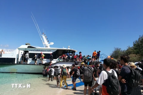 Khách du lịch được sơ tán khỏi đảo du lịch Gili Trawangan, gần đảo Lombok ngày 6/8. (Nguồn: THX/TTXVN)