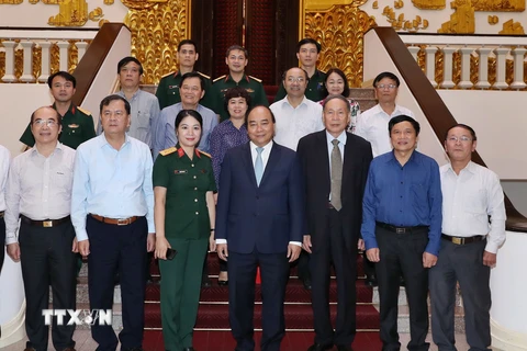 Thủ tướng Nguyễn Xuân Phúc với các đại biểu thuộc Trung ương Hội Nạn nhân chất độc da cam/dioxin Việt Nam. (Ảnh: Thống Nhất/TTXVN)