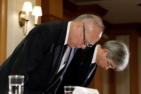 Lãnh đạo Đại học Y Tokyo cúi đầu xin lỗi tại buổi họp báo ngày 7/8. (Nguồn: AFP)