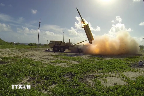 Tên lửa đánh chặn được phóng thử từ Hệ thống phòng thủ tên lửa tầm cao giai đoạn cuối (THAAD). (Nguồn: AFP/TTXVN)