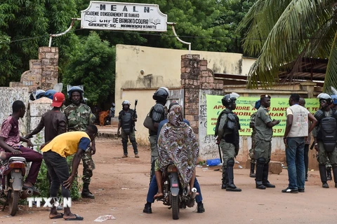 Cảnh sát Mali gác tại lối vào một điểm bỏ phiếu bầu Tổng thống ở Bamako ngày 29/7. (Nguồn: AFP/TTXVN)