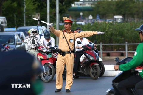 Cảnh sát giao thông Đội 4, Công an thành phố Hà Nội điều tiết giao thông tại ngã tư đường Giải Phóng-Đại Cồ Việt. (Ảnh: Doãn Tấn/TTXVN)