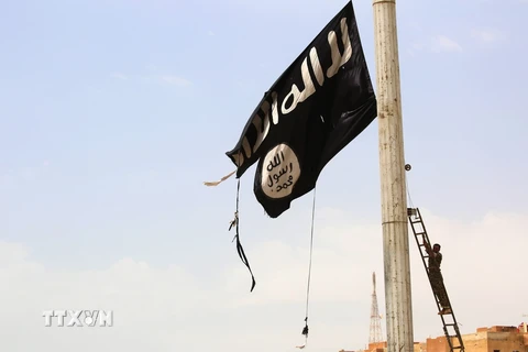 Lực lượng ủng hộ Chính phủ Syria hạ cờ của tổ chức khủng bố Nhà nước Hồi giáo (IS) tại thị trấn Tabqa, gần Raqa, Syria. (Nguồn: AFP/ TTXVN)