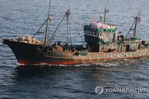 Một tàu cá Trung Quốc đánh bắt bất hợp pháp ở vùng biển gần đảo Baengnyeong trên Biển Hoàng Hải, tháng 7/2018. (Nguồn: Yonhap)