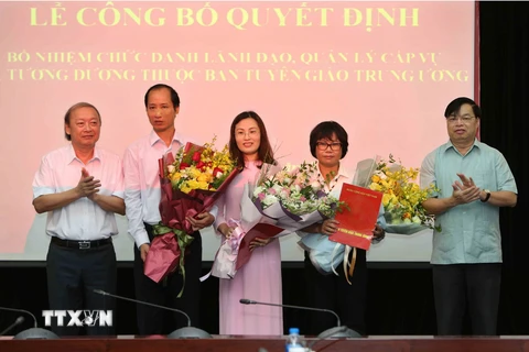 Ông Võ Văn Phuông (bên trái), Phó Trưởng ban Thường trực Ban Tuyên giáo Trung ương và ông Lê Mạnh Hùng, Phó Trưởng Ban Tuyên giáo Trung ương trao quyết định cho các cá nhân. (Ảnh: Dương Giang/TTXVN)