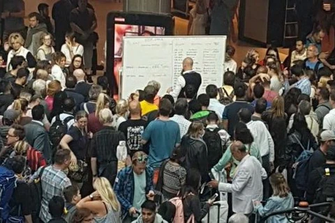 Hành khách buộc phải xem thông tin truyến bay qua các tấm bảng trắng do sự cố mạng ở sân bay Gatwick. (Nguồn: timesofmalta.com)