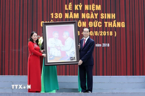 Chủ tịch nước Trần Đại Quang tặng bức tranh Bác Hồ với Bác Tôn cho Đảng bộ, chính quyền và nhân dân các dân tộc tỉnh An Giang. (Ảnh: Nhan Sáng/TTXVN)