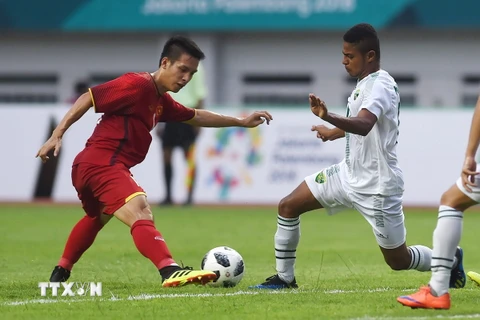 Cầu thủ Đỗ Hùng Dũng (trái) của Olympic Việt Nam tranh bóng với cầu thủ Maqbool của Olympic Pakistan trong trận đấu bảng D, ASIAD 2018 tại Cikarang, Indonesia ngày 14/8. (Nguồn: AFP/TTXVN)