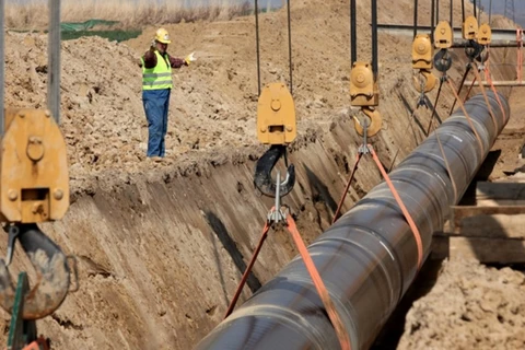 Lắp đặt hệ thống đường ống Trung Á chạy gần 2.000km từ Turkmenistan qua các nước Uzbekistan và Kazakhstan trước khi đến khu vực Tân Cương, Tây Bắc Trung Quốc. (Nguồn: Reuters)