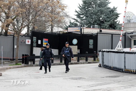 Ảnh tư liệu: Cảnh sát gác bên ngoài Đại sứ quán Mỹ ở thủ đô Ankara, Thổ Nhĩ Kỳ ngày 5/3. (Nguồn: AFP/TTXVN)
