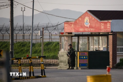 Ảnh tư liệu: Binh sỹ Hàn Quốc gác tại một trạm gác ở gần khu vực phi quân sự (DMZ) chia tách 2 miền Triều Tiên tại Ganghwa ngày 24/5. (Nguồn: AFP/TTXVN)