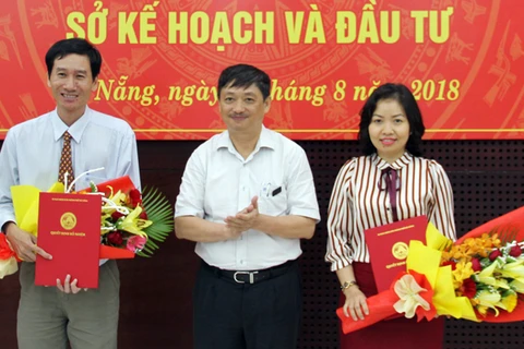 Phó Chủ tịch Thường trực Ủy ban Nhân dân thành phố Đặng Việt Dũng (giữa) trao quyết định bổ nhiệm cho các tân Phó Giám đốc Sở Kế hoạch và Đầu tư. (Nguồn: Báo Đà Nẵng)